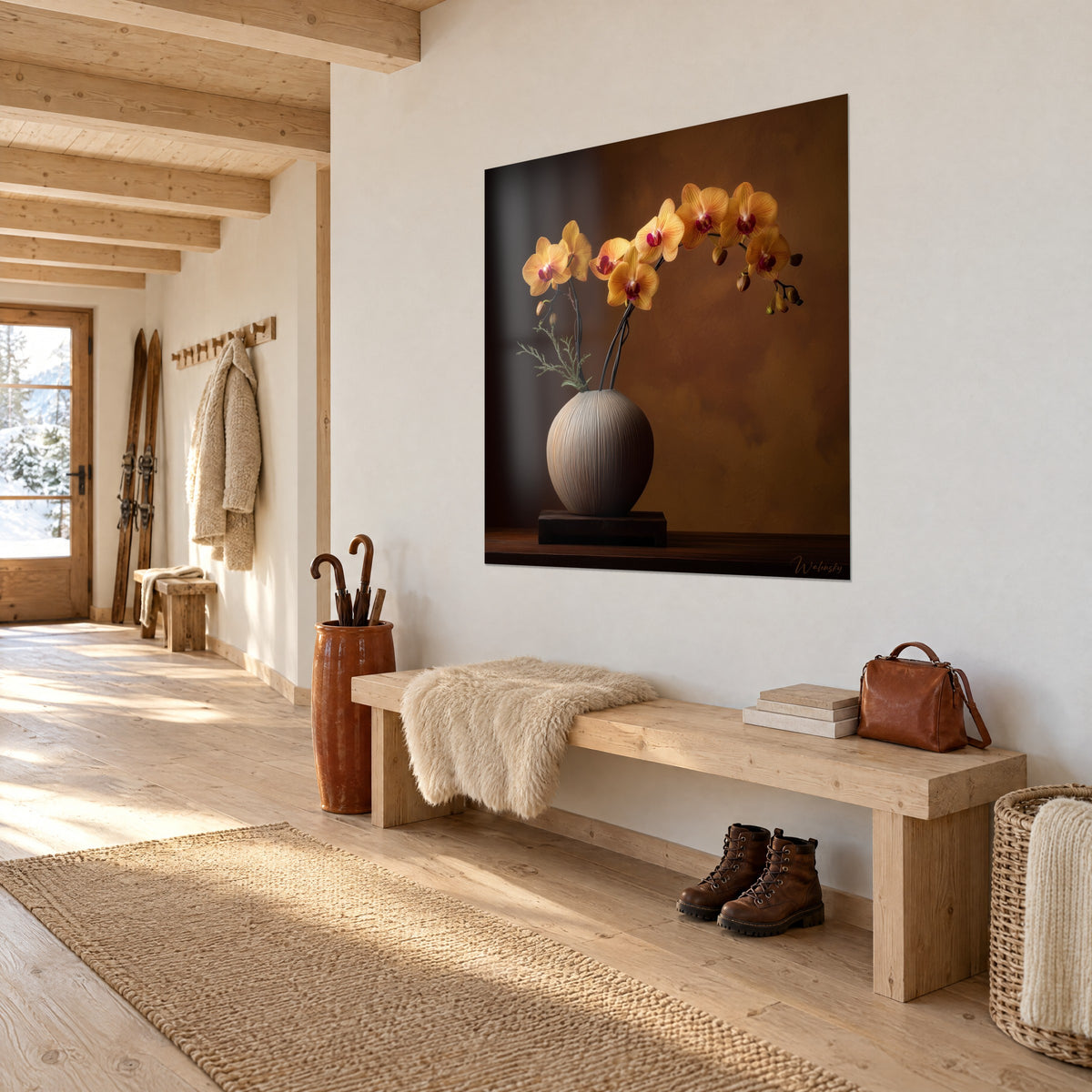 Quadro phalaenopsis ambrate con cuori porpora intenso, vaso beige a costine su base nera, parete crema di un ingresso in legno chiaro, vista di tre quarti