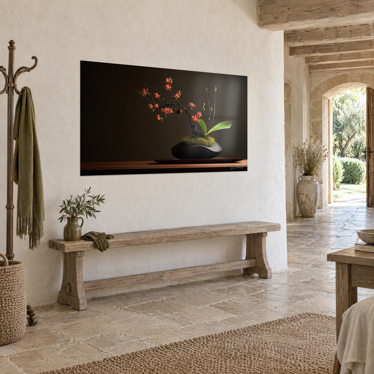 Quadro di composizione ikebana con fiori corallo e foglia verde tenue su fondo marrone, appeso in un corridoio di pietra chiara