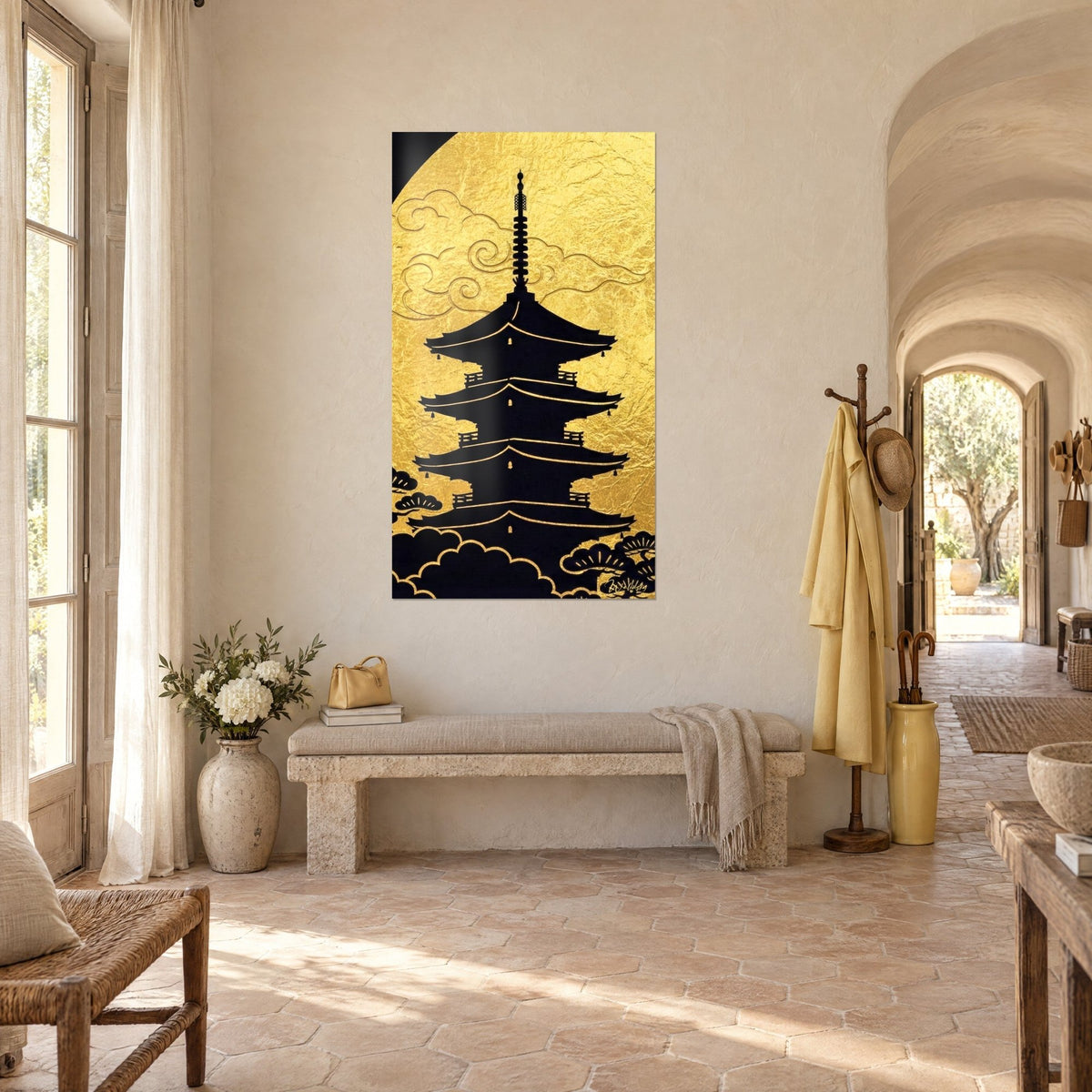 Tableau temple japonais en ombre chinoise ébène, lune d'or martelé et pins stylisés, vu de trois-quarts dans un couloir voûté