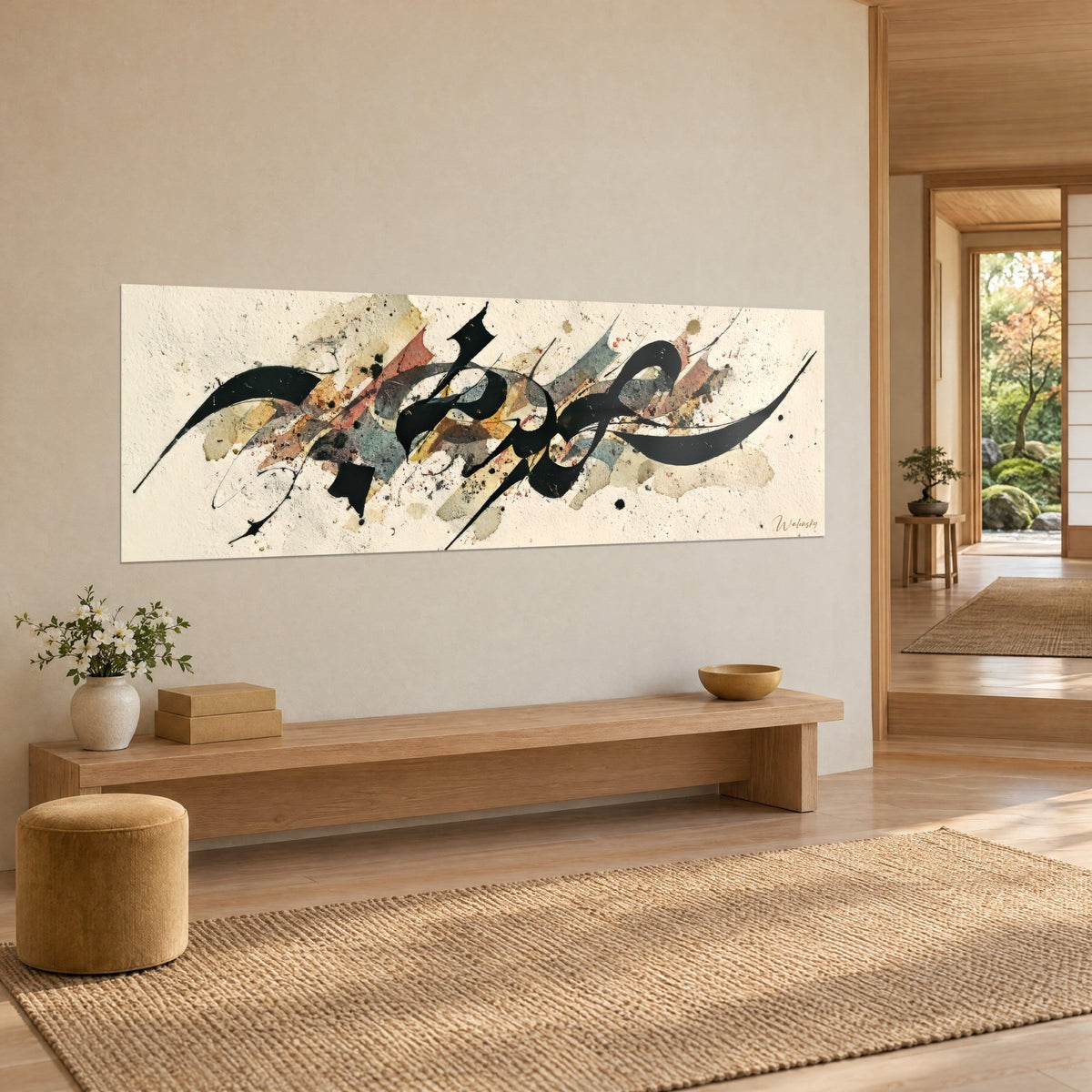 Schilderij met scherpe zwarte inktarabesken op crèmekleurige achtergrond, roest- en blauwgrijze accenten, in een hoek van een japandi-woonkamer