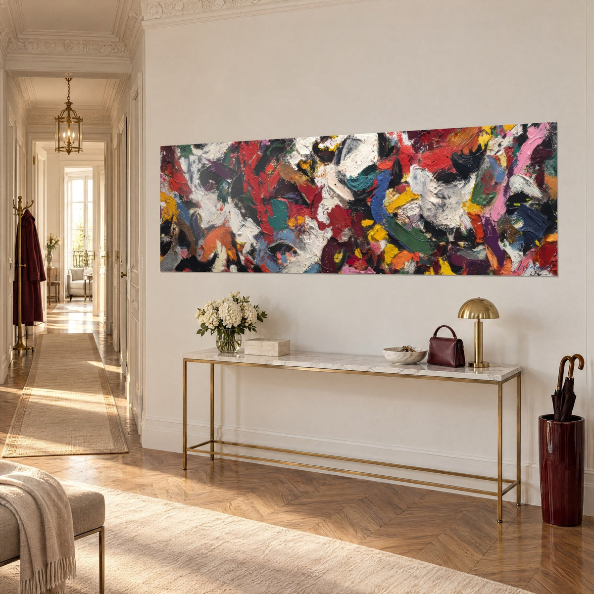 Gemälde Pigmentexplosion mit Spachtelstrichen, Kobaltblau und Smaragdgrün auf schwarzem Grund, beige Haussmann-Wand