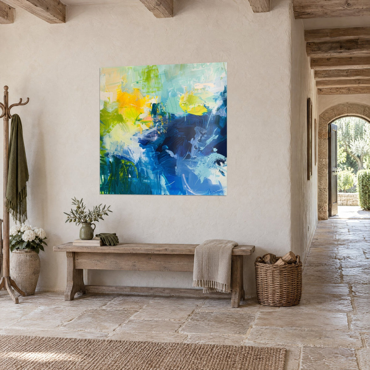 Tableau expressionniste de coulées bleu nuit, touches vert anis et jaune, vu de trois-quarts dans un couloir en pierre