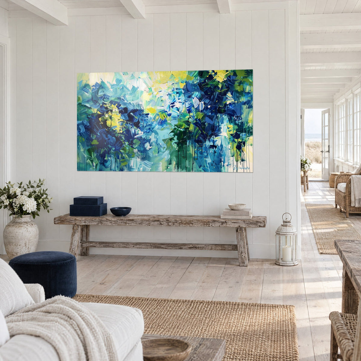 Tableau symphonie de bleus océan, touches vert tilleul et jaune acide, coulures verticales, sur un mur blanc planché d'une maison de bord de mer