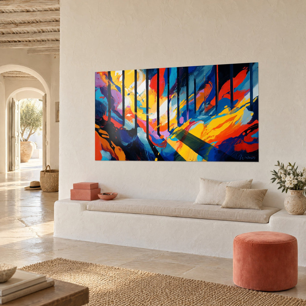 Cuadro explosión de color, troncos negros geométricos sobre coladas naranjas y turquesas, pared blanca encalada y banquetas en hornacina