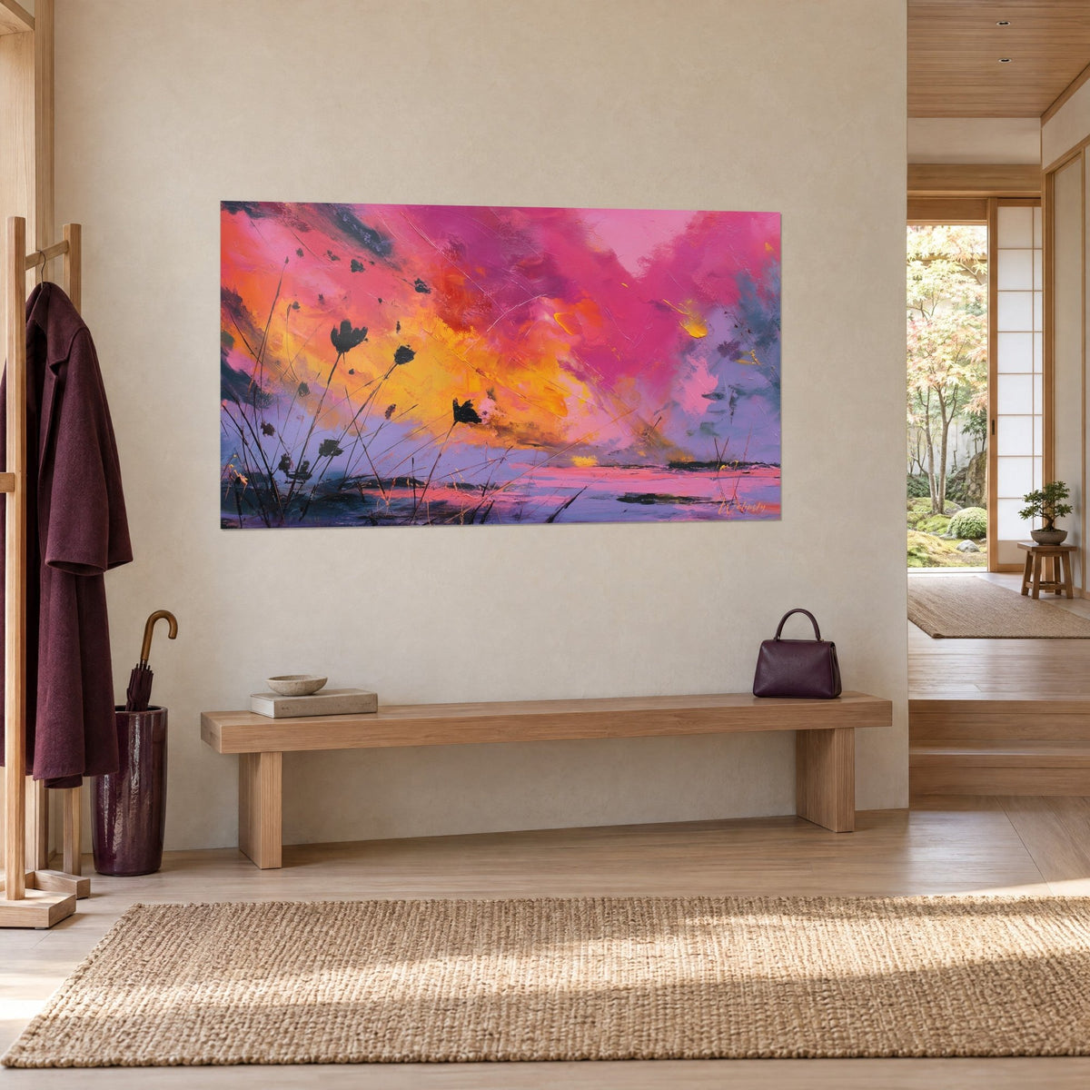 Gemälde abstrakte Landschaft mit rosa Wolkenbänken und goldgelbem Licht, schwarze Halme im Gegenlicht, an einer cremefarbenen Wand neben einer Bank