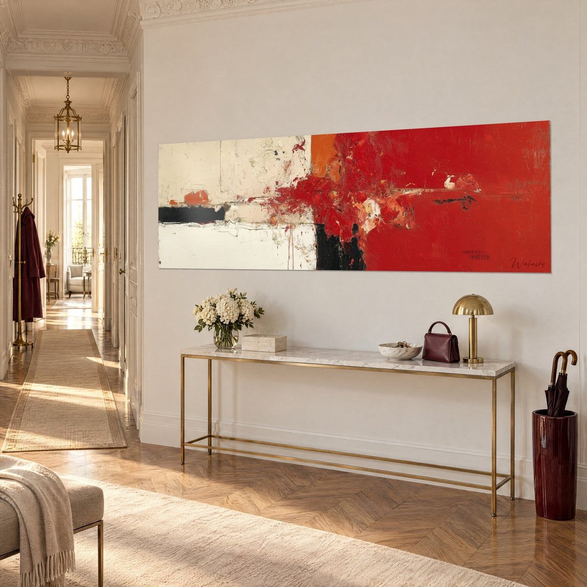 Gemälde Panorama-Leinwand in lebhaftem Rot mit Laufspuren, orangefarbener Glanz und schwarzer Block, auf einer goldenen Konsole in einem Pariser Haussmann-Flur