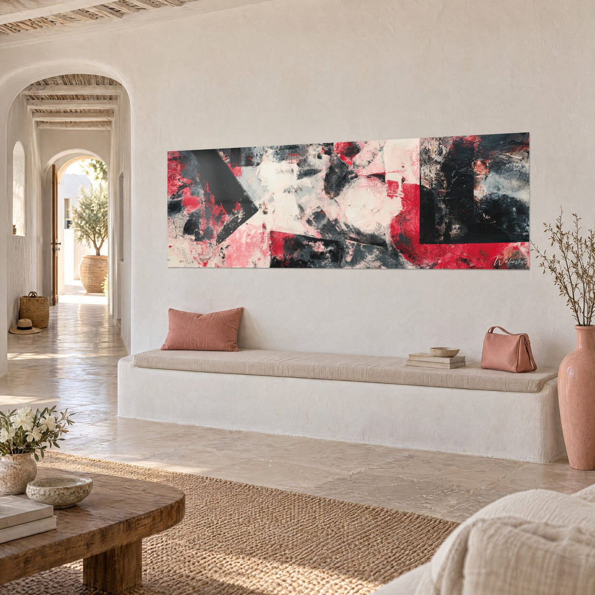 Tableau fusion dynamique de blocs noirs et de touches rose pâle, rouge écarlate, en vue de trois-quarts sur mur chaulé