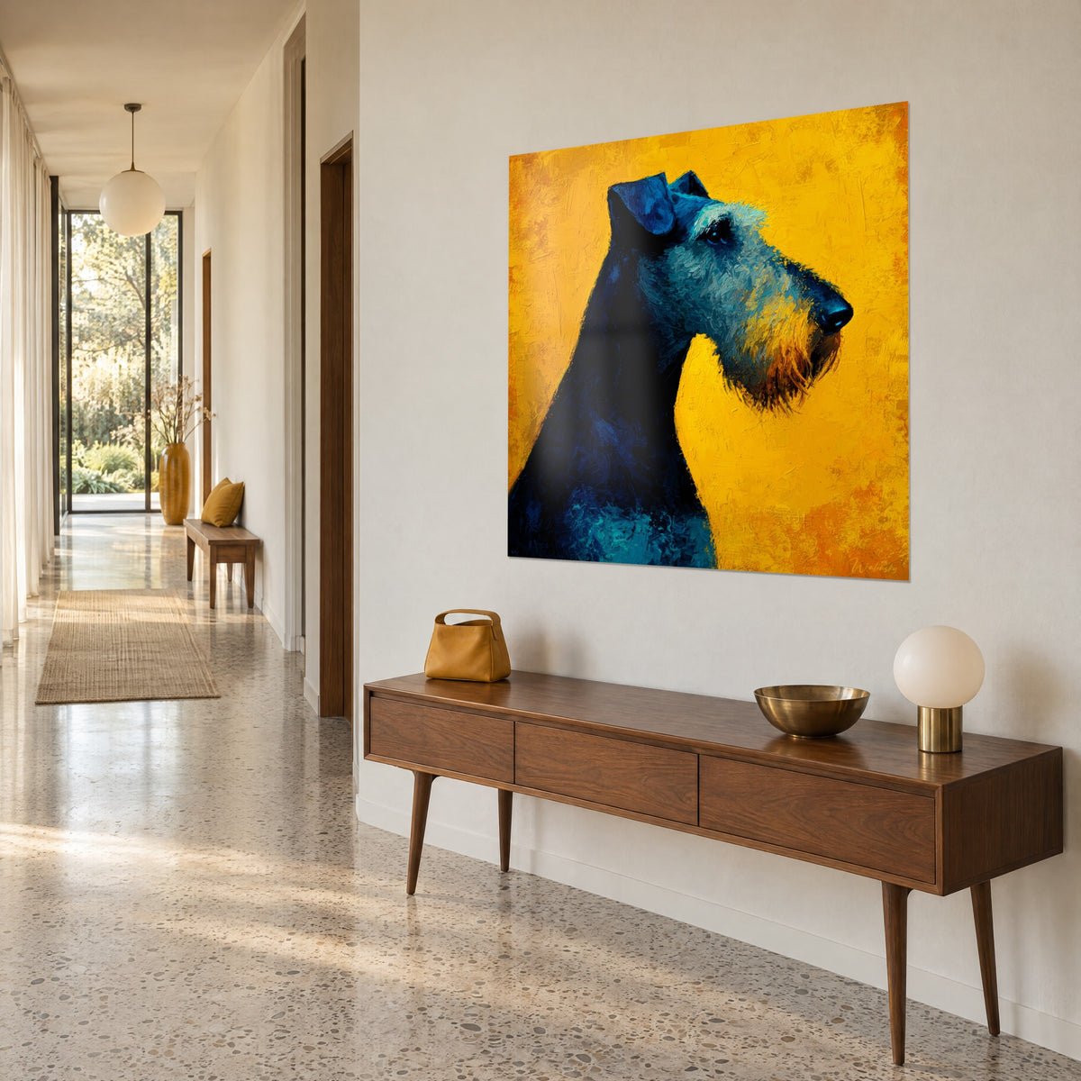Cuadro retrato canino de pincelada gruesa, oreja azul cobalto sobre fondo amarillo azafrán, tres cuartos, junto a un aparador de nogal