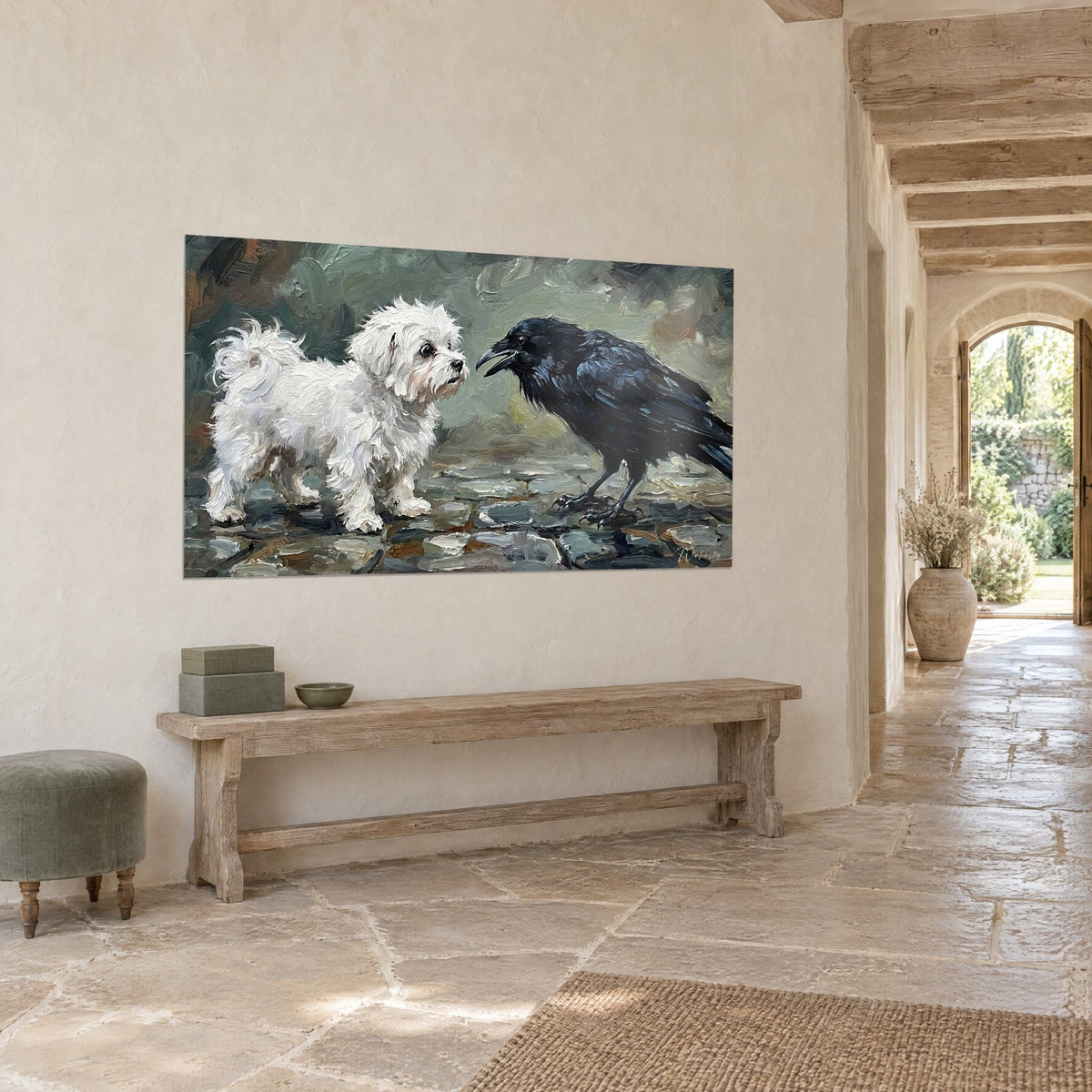 Tableau corbeau au bec ouvert et chien blanc moelleux, fond vert de gris et ocre, vue de trois-quarts dans un couloir de pierre