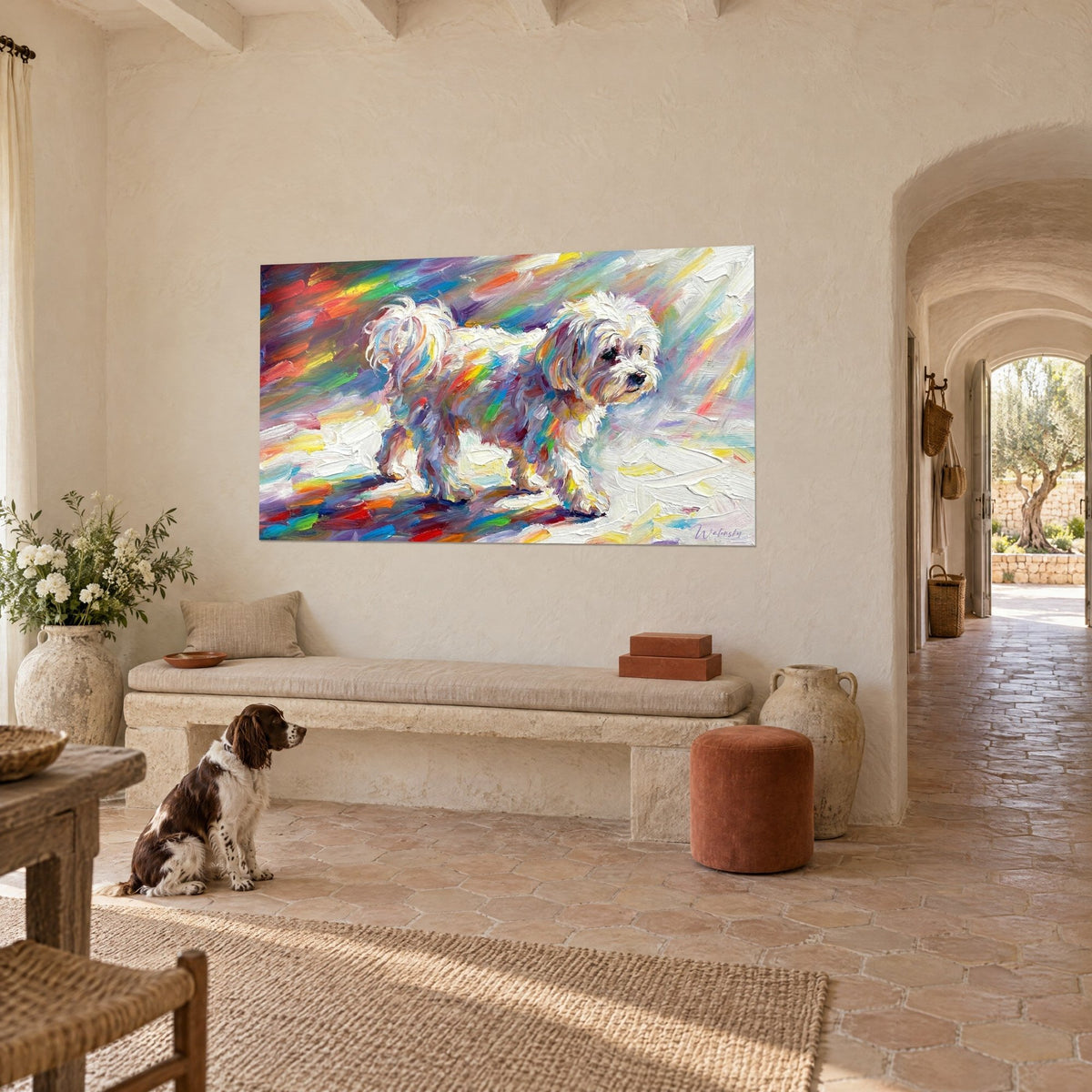 Tableau bichon maltais à poil bouclé, ombres violettes et rouges sur fond pâle, mur crème, spaniel assis, mas provençal