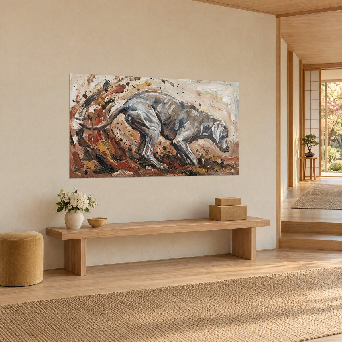 Gemälde eines Hundes mit silbrigem Fell in Spachteltechnik, Beige- und Ockertöne, im Dreiviertelprofil in einem japandi Flur