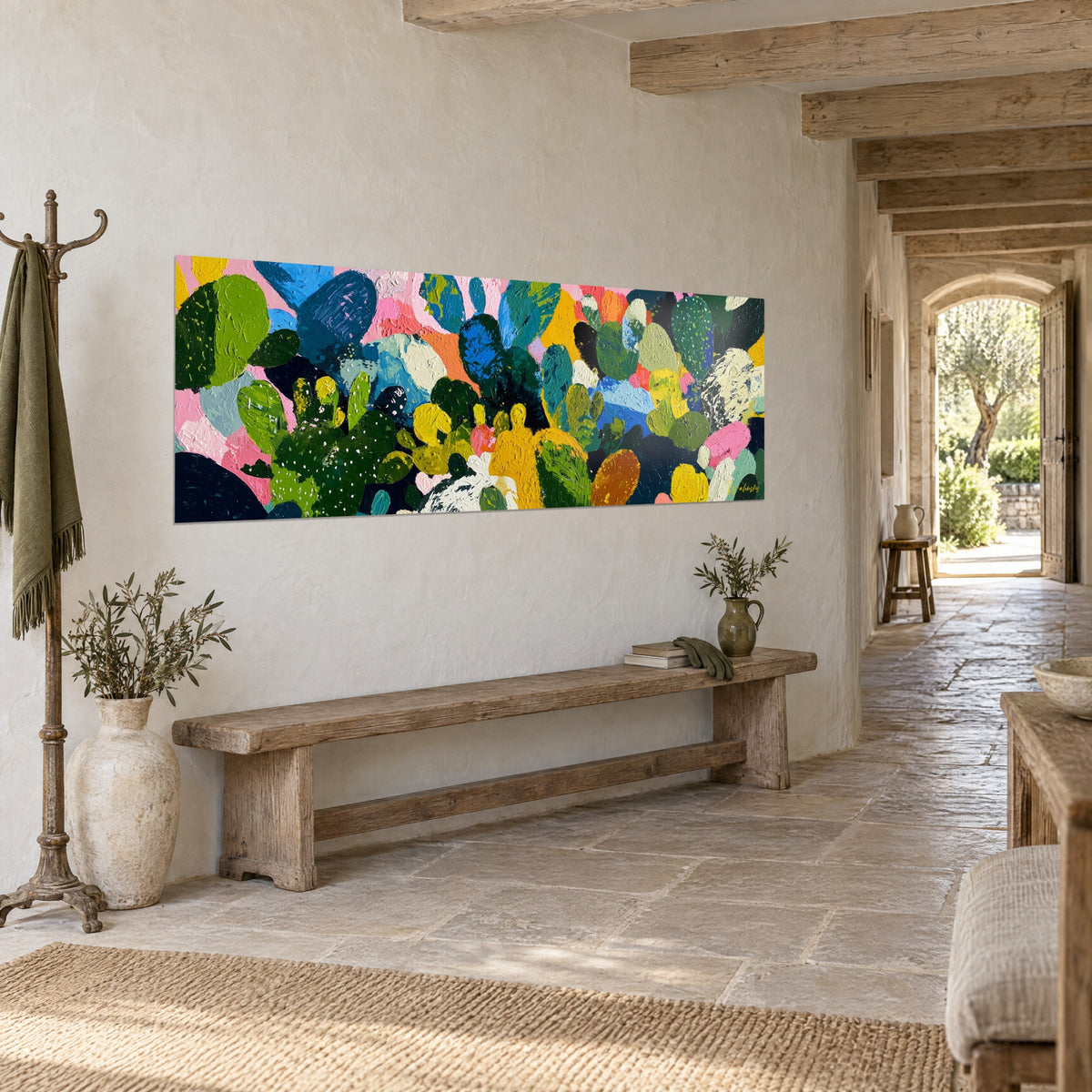 Tableau raquettes de nopal en aplats bleu cobalt et jaune soleil, coups de spatule marqués, vue de trois-quarts dans un couloir en pierre claire