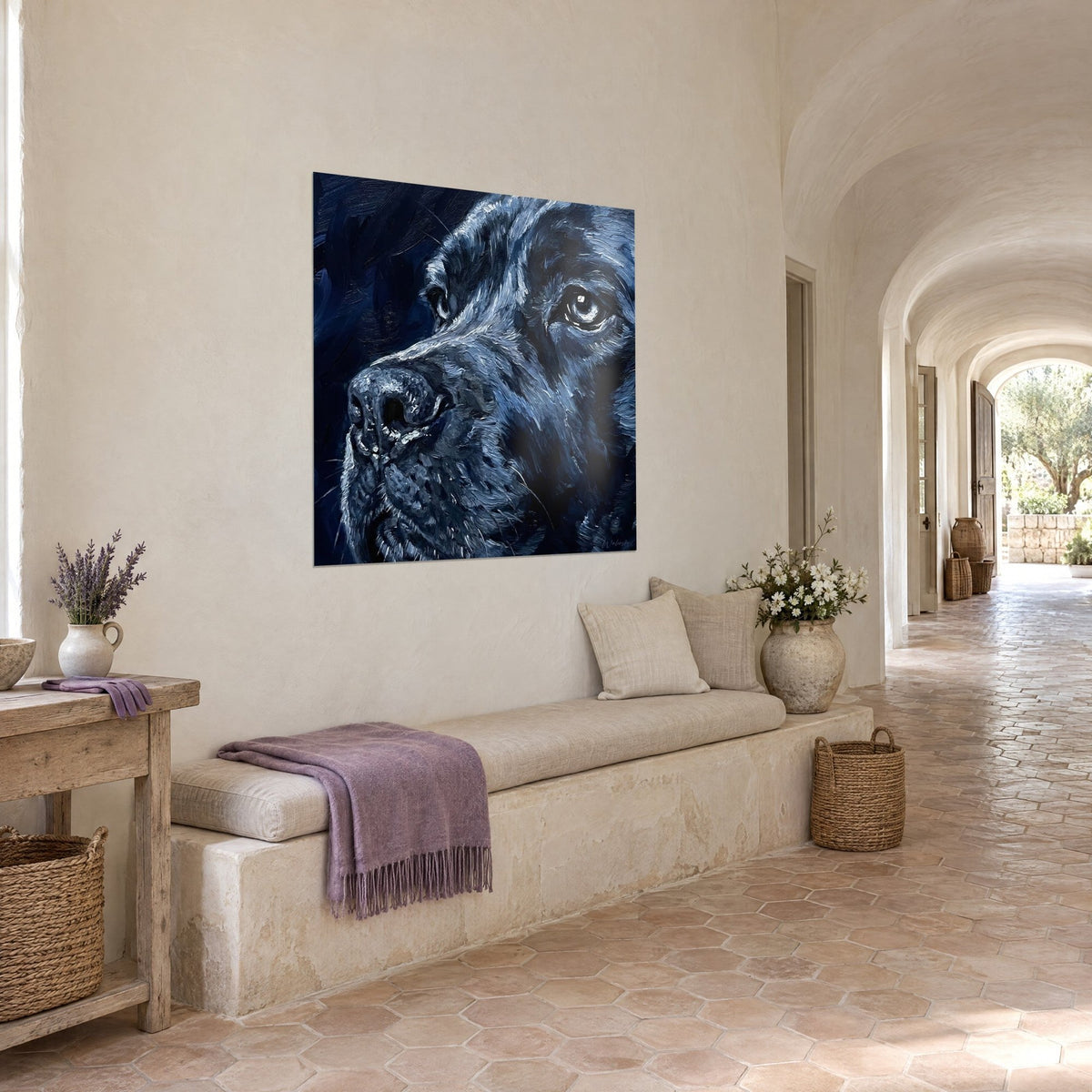 Tableau museau sombre d'un Cane Corso, empâtements bleu marine et gris, accroché dans un couloir voûté en pierre claire
