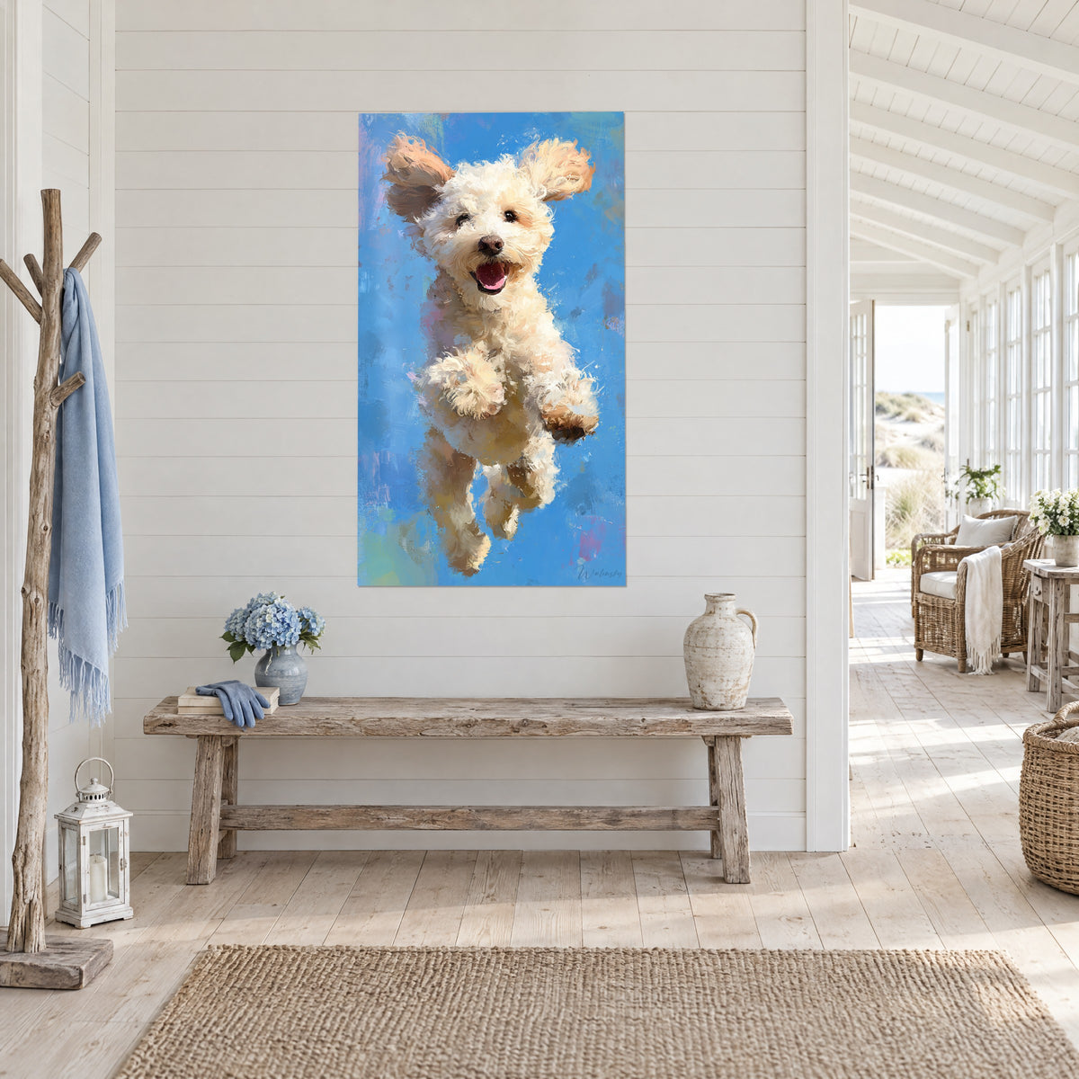 Cuadro cachorro rizado marfil en pleno salto, boca rosa abierta, pinceladas azules y rosas, pared blanca de casa de playa