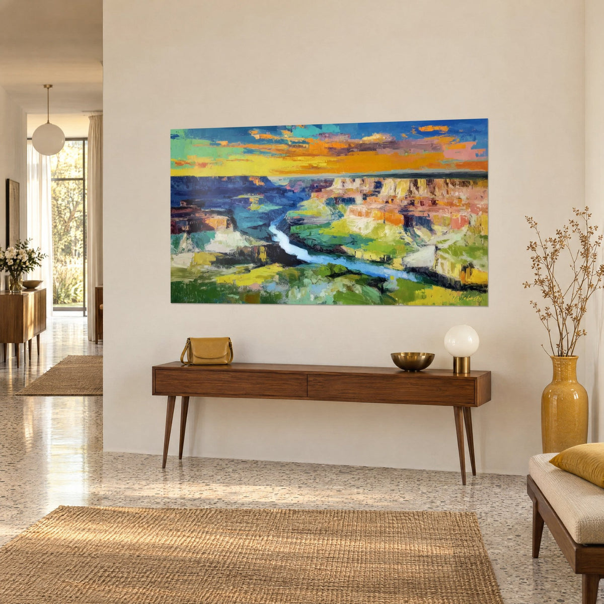 Tableau panorama de canyon peint au couteau, strates rose saumon et vert tendre, ciel safran, sur un mur beige au-dessus d'une console