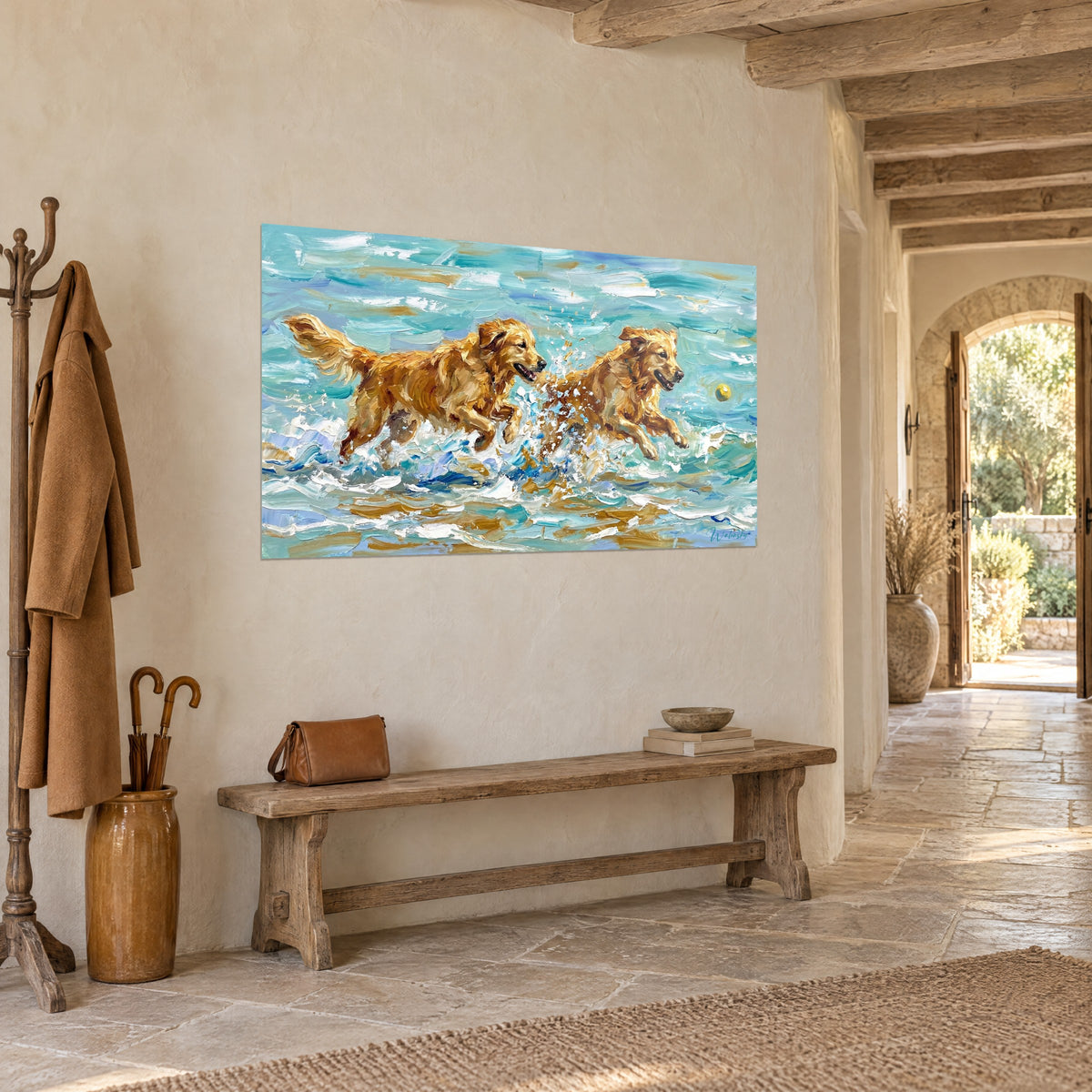 Tableau duo de golden retrievers au pelage miel courant dans l'eau bleu-vert, balle jaune au loin, mur de pierre et banc en bois