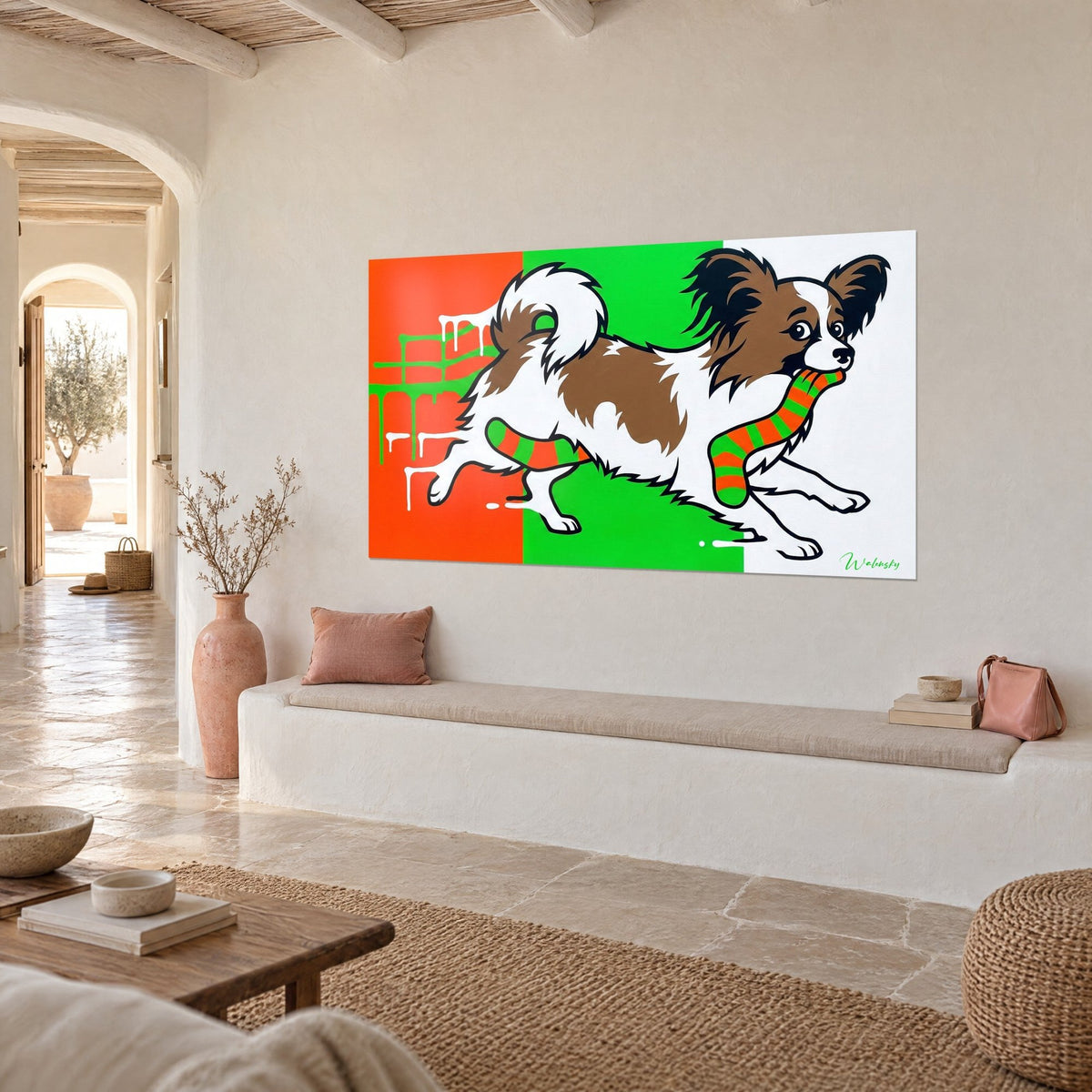 Quadro di spaniel nano dalle orecchie frangiate, sfondo arancio, verde vivo e bianco, colature bianche, vista di tre quarti su parete beige