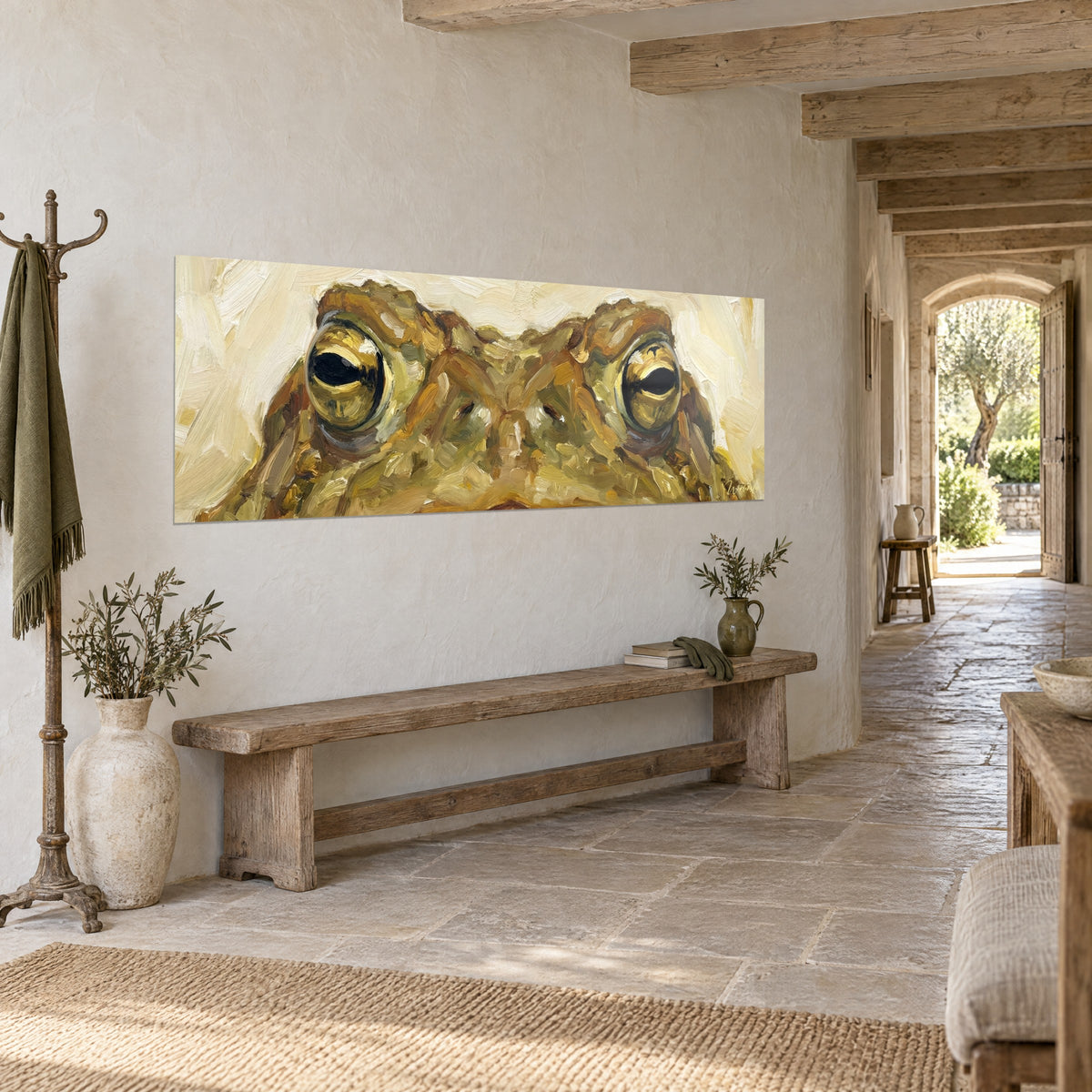 Schilderij portret van een amfibie in oker en olijfgroen, scherpe zwarte spleetblik, boven een bank van steen en hout