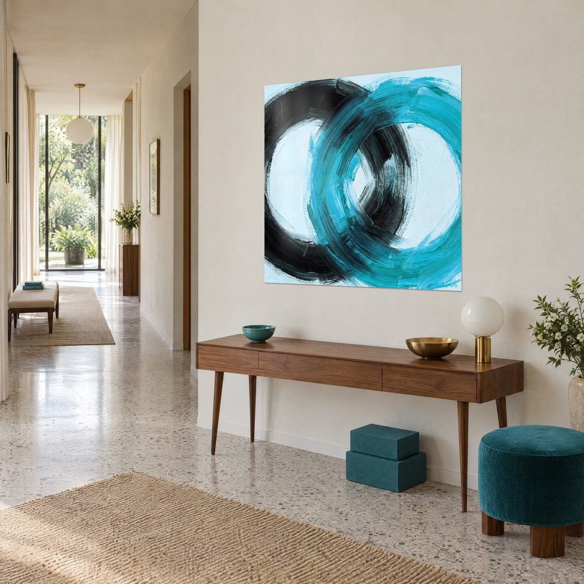 Tableau cercle enso en peinture épaisse, boucle noire et boucle turquoise sur fond bleu pâle, au-dessus d'une console en bois