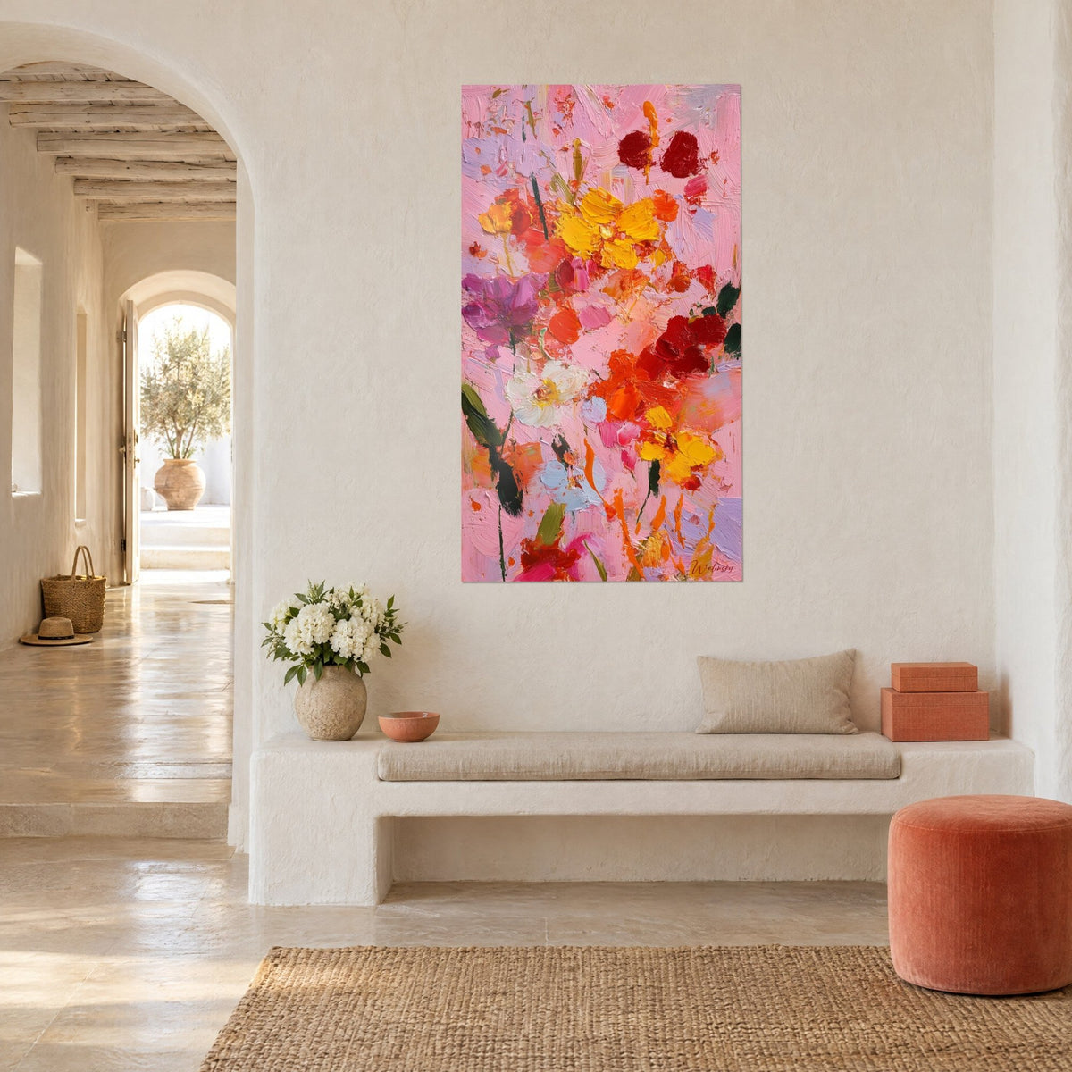 Tableau explosion florale en pâte épaisse rose, pavots rouge carmin et pétales jaune soleil, sur mur blanc, maison méditerranéenne