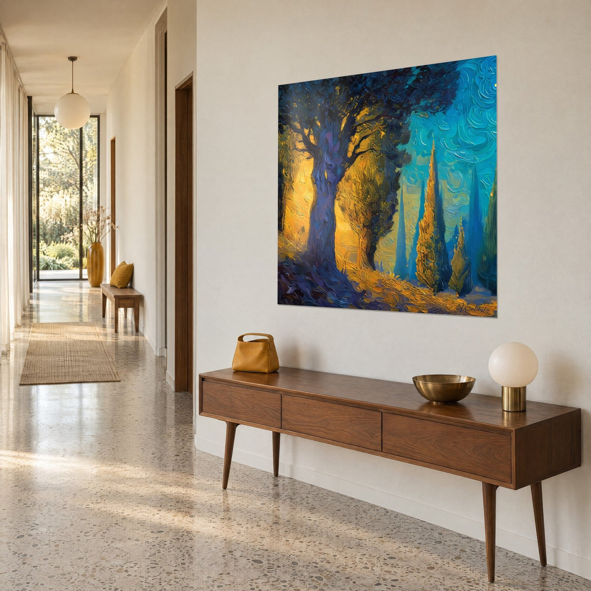 Πίνακας χρυσό μονοπάτι πλαισιωμένο από λεπτά κυπαρίσσια, κοβαλτί μπλε και κεχριμπάρι, κρεμασμένος σε τρίτο προφίλ πάνω από ένα ξύλινο κονσόλα