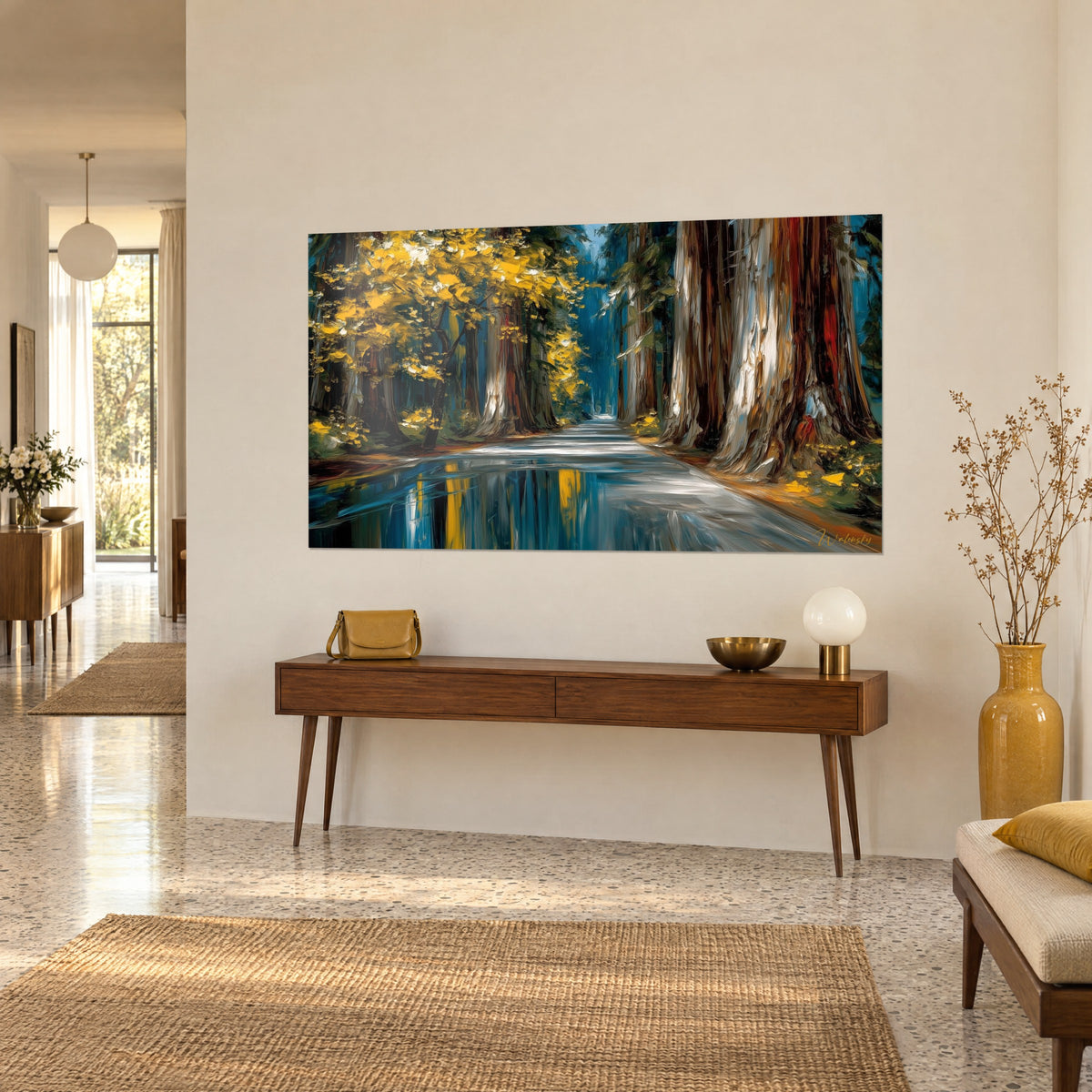 Schilderij bospad in het struikgewas, omzoomd door bruine sequoia's, gouden bladeren en een turquoise plas, aan een beige muur boven een houten console