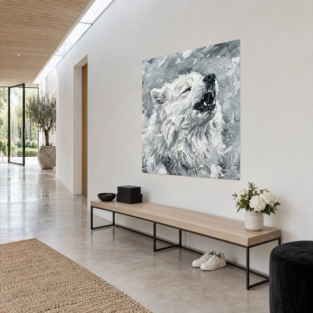Schilderij Witte hond met open bek, ontblote hoektanden, spatelstreken in ivoor en parelgrijs, in de gang van een architectenwoning