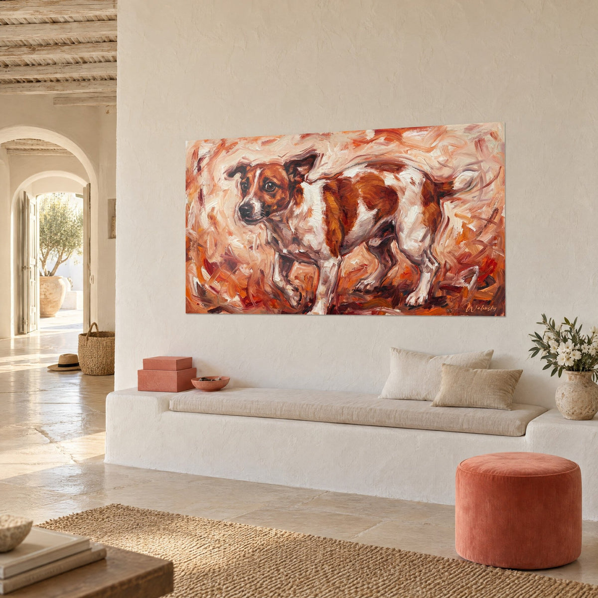 Tableau terrier tacheté caramel et ivoire, oreilles tombantes, fond de touches ocre et rouille, sur un mur blanc cassé