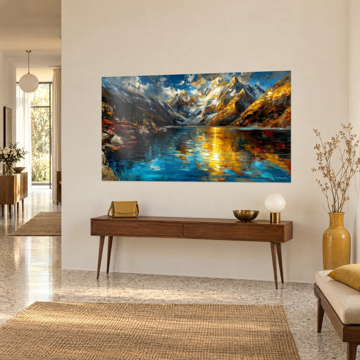 Tableau cimes enneigées dorées surplombant un lac bleu, reflet jaune vertical, touches épaisses, sur une console en bois dans l'entrée