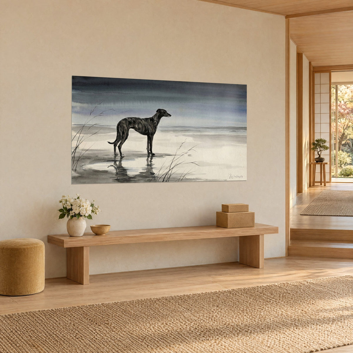 Gemälde dunkler Greyhound stehend in einer Wasserpfütze, schlanke Schilfhalme, indigofarbener Himmel und beiger Strand, dreiviertel Ansicht an einer cremefarbenen Wand