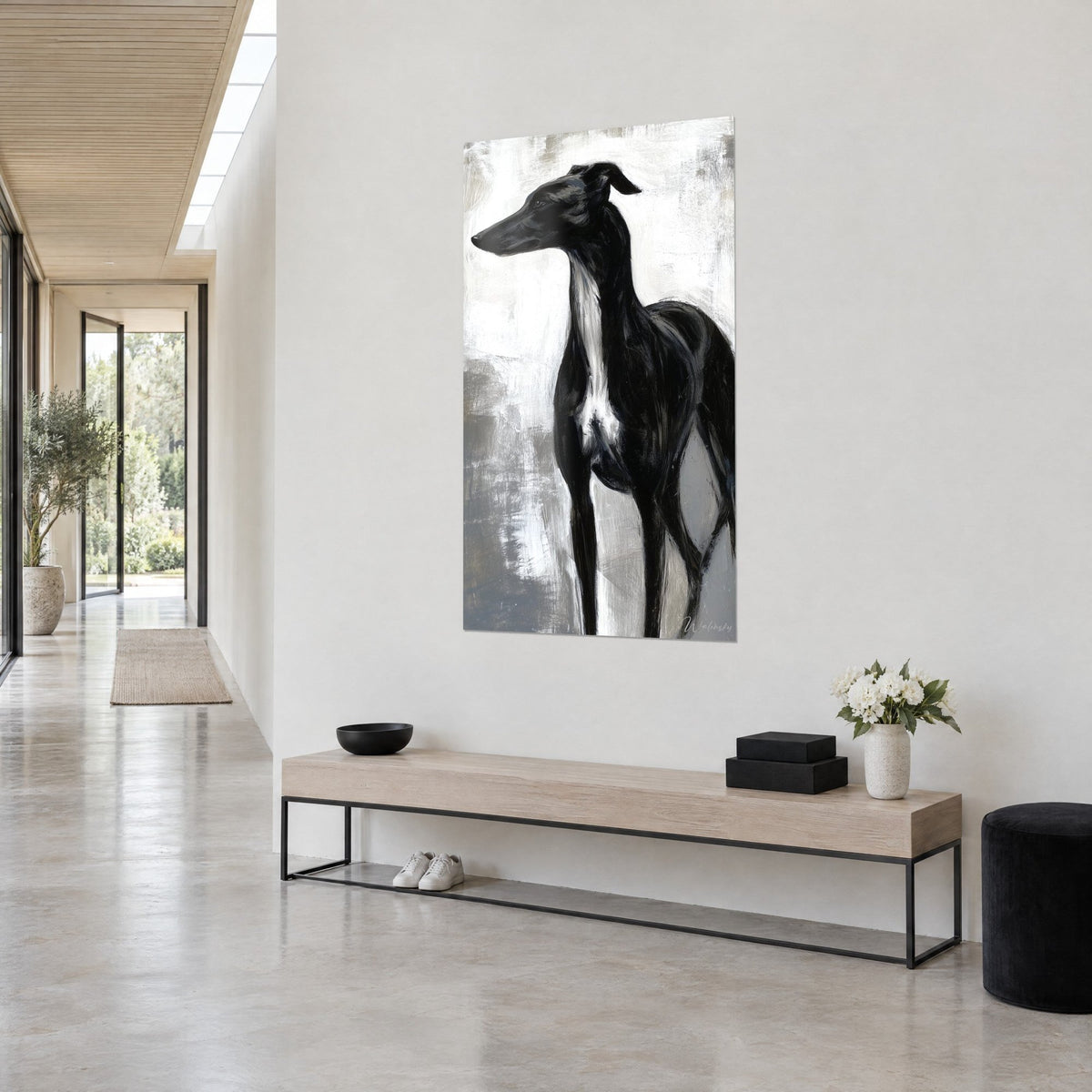 Tableau whippet élancé en noir de jais, coups de brosse blancs et gris perle, vu de trois-quarts dans un couloir de maison d'architecte