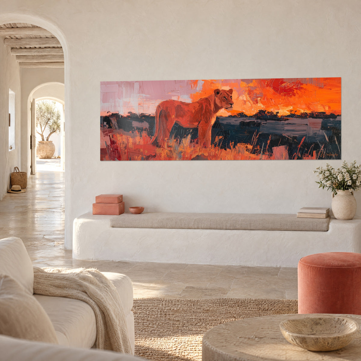 Schilderij roodbruine leeuw die naar de horizon kijkt, okerkleurig gras en nachtblauw, witte muur van een Mediterraans huis
