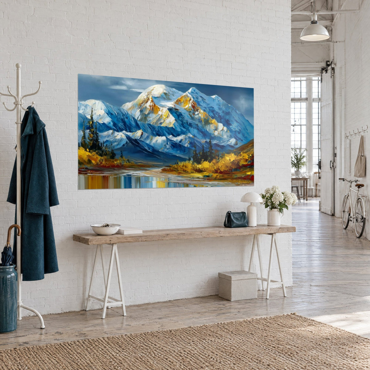 Tableau massif alpin aux crêtes blanches et bleues, buissons jaune vif sur la rive, vu de trois-quarts dans un loft