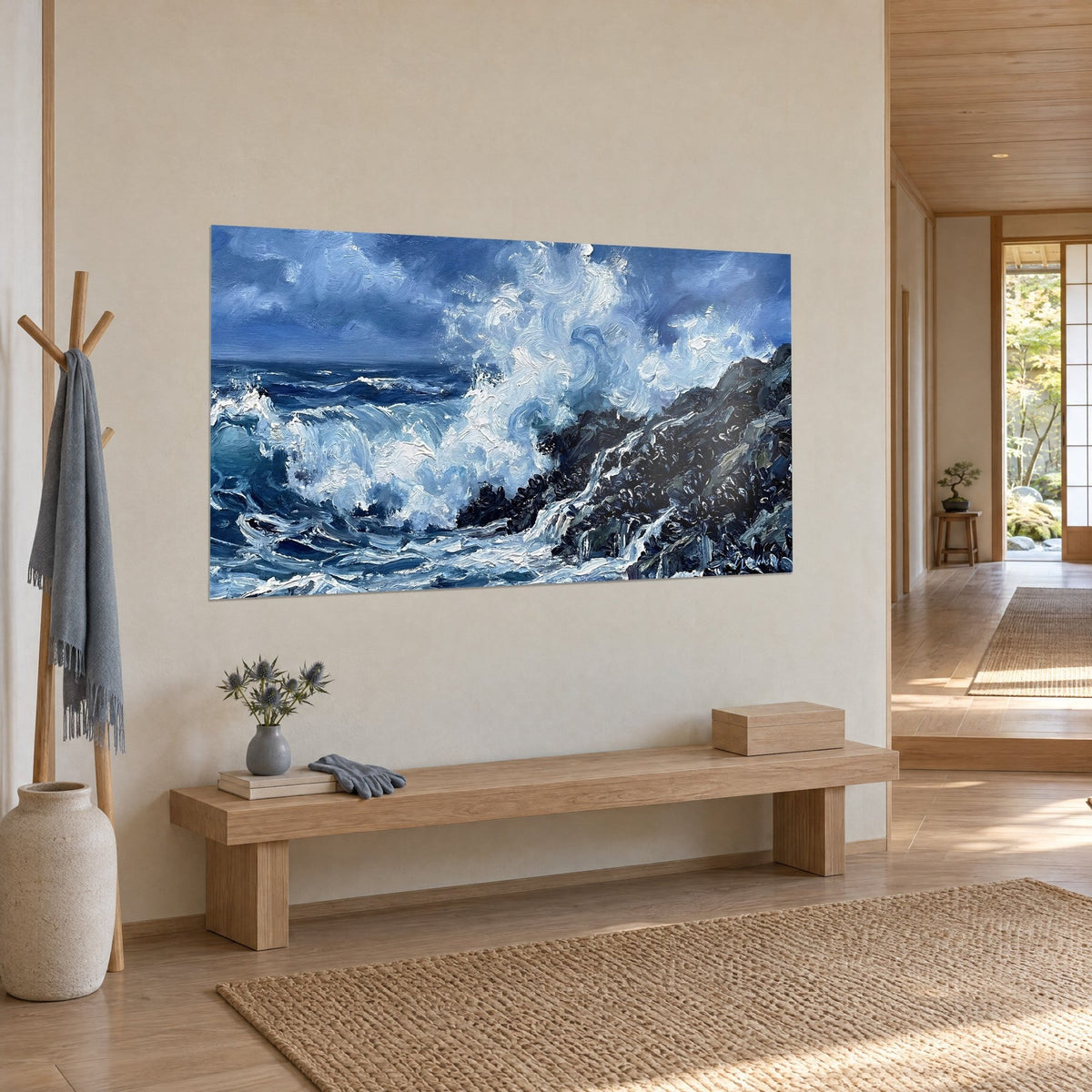 Tableau mer déchaînée à la peinture épaisse, écume ivoire et bleu marine, rocher sombre, dans un couloir boisé japandi