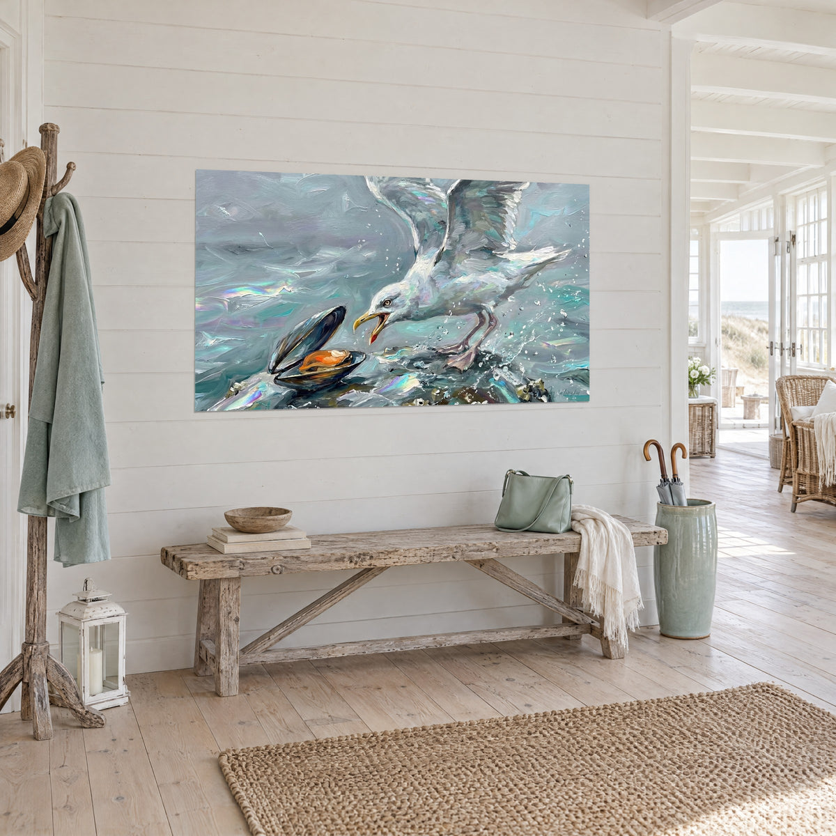 Tableau mouette aux ailes déployées, bec jaune ouvert sur une moule à chair orange, écume argentée, en vue de trois-quarts