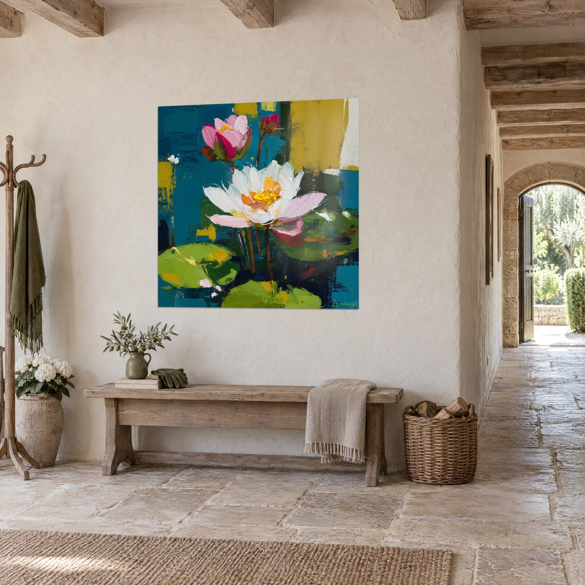Gemälde mit weißer Lotusblüte mit rosé getönten Blütenblättern und orangefarbenem Herz, zwischen olivgrünen Blättern auf tiefblauem Grund schwimmend, Steinflur