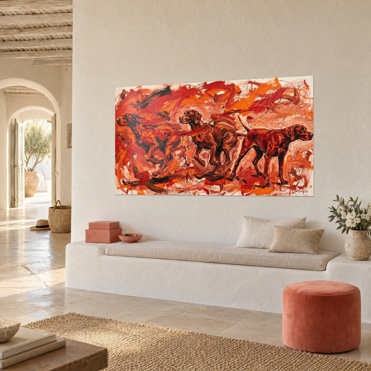 Quadro di cani da caccia dal manto mogano su sfondo di pennellate scarlatte e arancio, parete bianca, panca in pietra