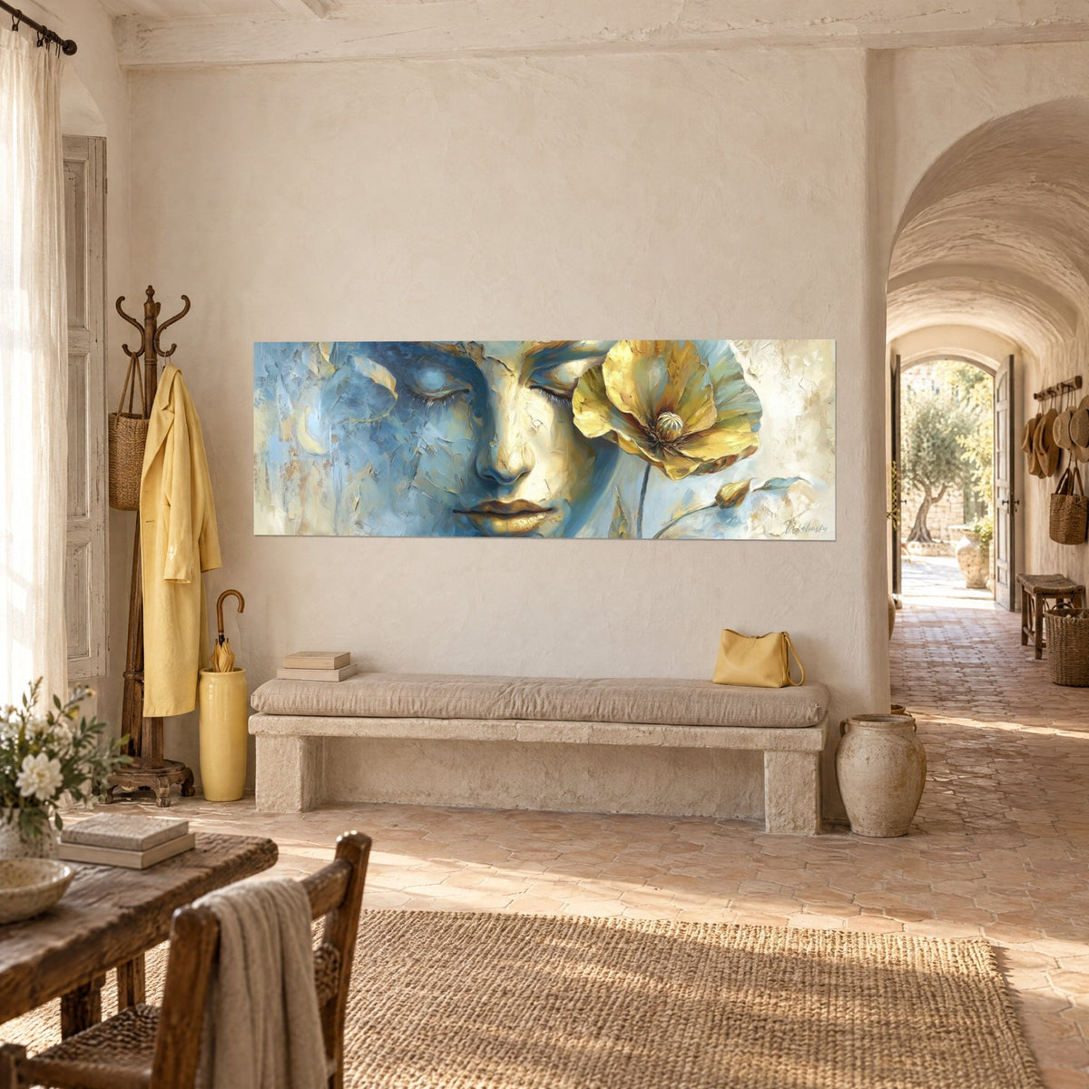 Gemälde schlafende Frauenporträt unter einer goldenen Blume, Gletscherblau und Elfenbein, über einer Steinbank in einem provenzalischen Mas