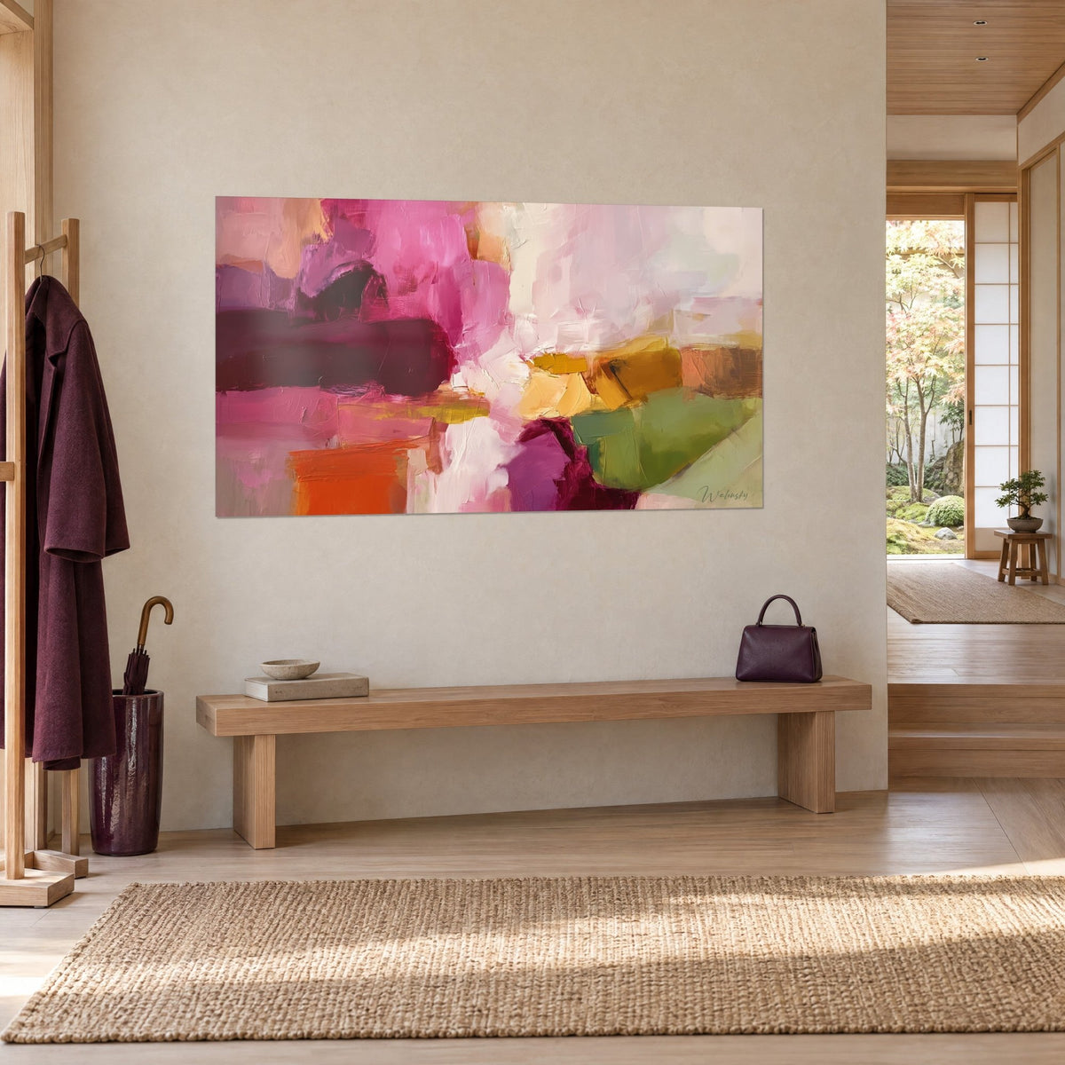 Quadro pittura astratta in bordeaux e rosa cipria, spiaggia arancio vivo in basso, vista di tre quarti accanto a una panca di legno