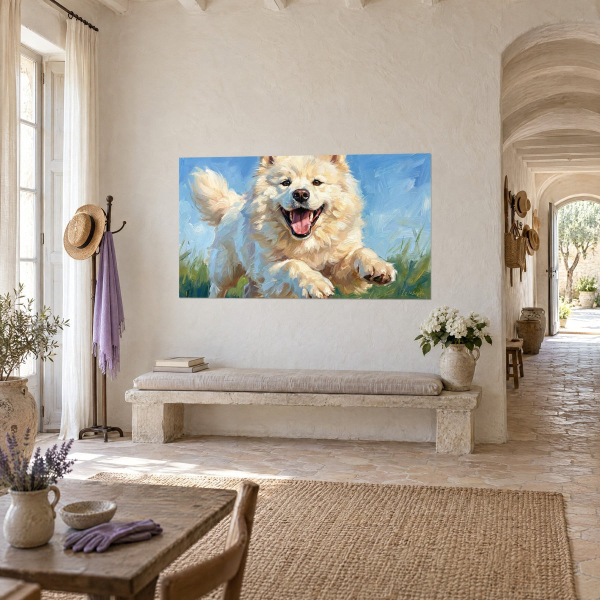 Schilderij witte hond met roze tong in volle galop, ivoorkleurige vacht en azuurblauwe lucht, in een Provençaalse mas in driekwartzicht