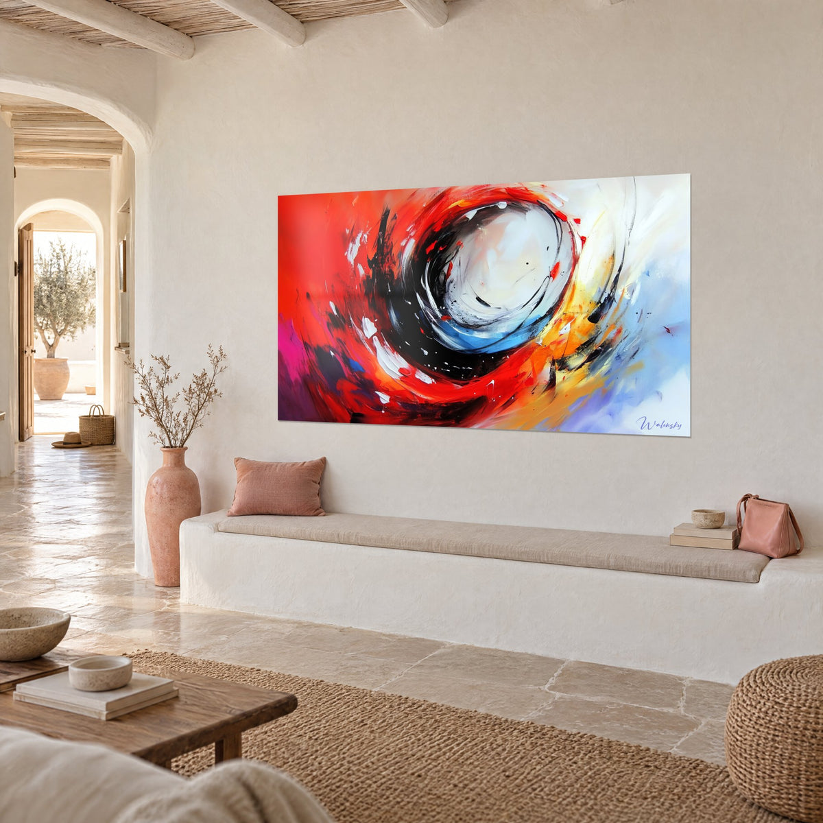Schilderij abstracte draaikolk in oranje en rood, witte lichtpunten op lichtblauwe achtergrond, driekwart zicht in een mediterrane woonkamer