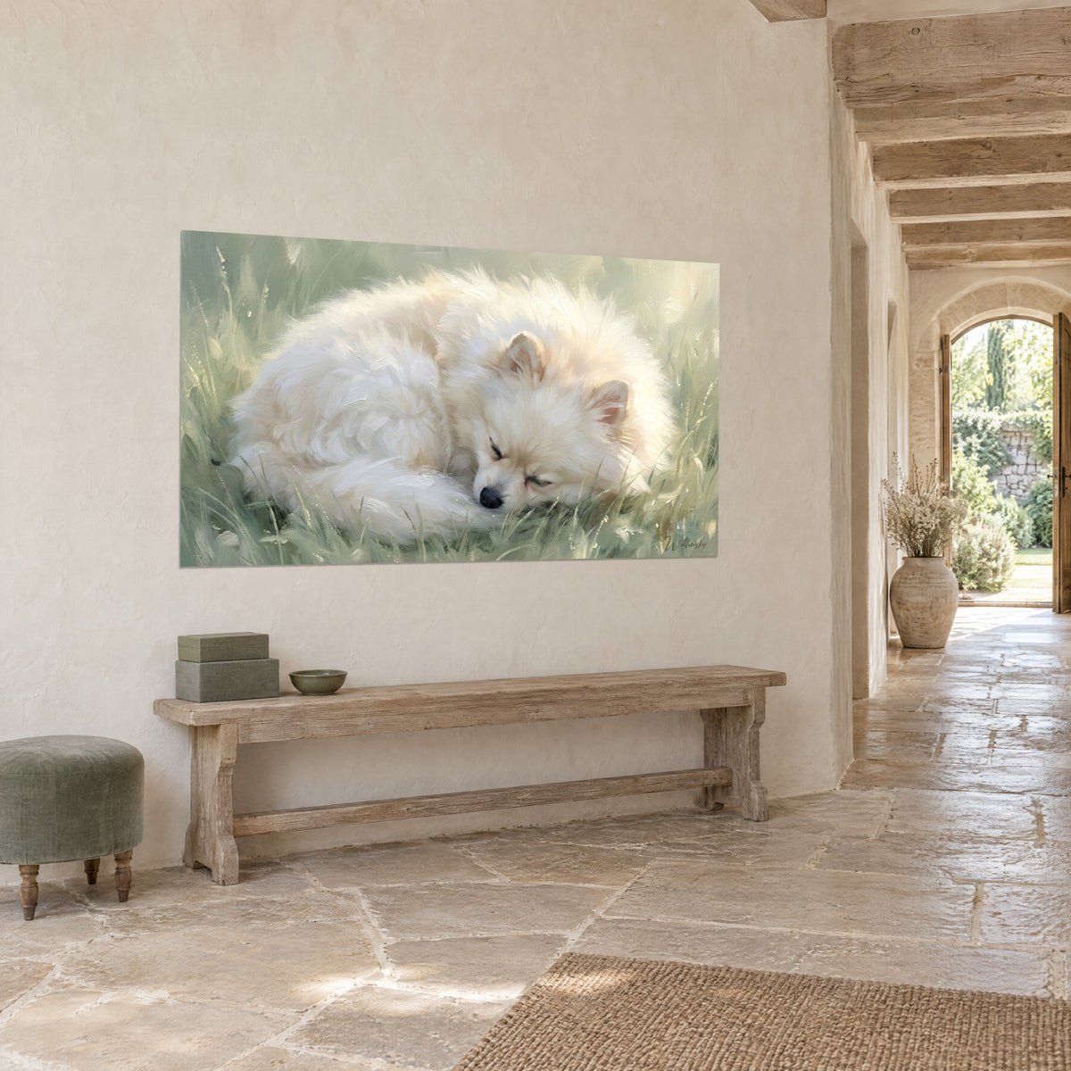 Cuadro cachorro blanco crema dormido hecho un ovillo, hocico negro y orejas rosadas, pared beige de una casa de campo de piedra