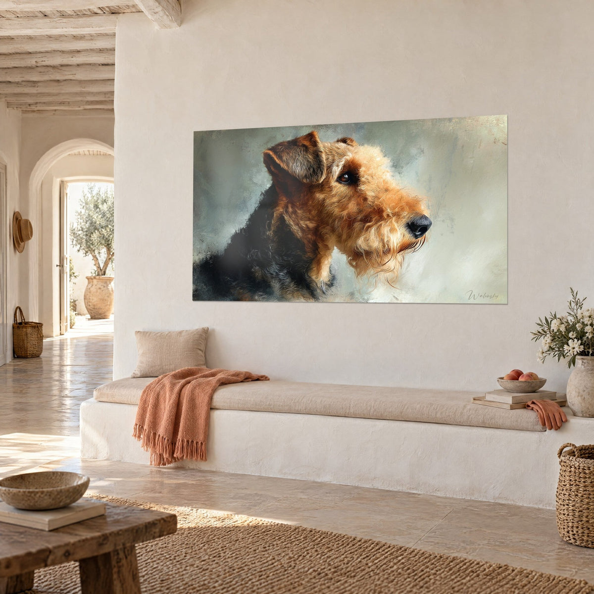 Schilderij roodharige hond met baardsnuit en zwarte neus op grijsgroene achtergrond, crèmekleurige muur en bank, mediterraan huis