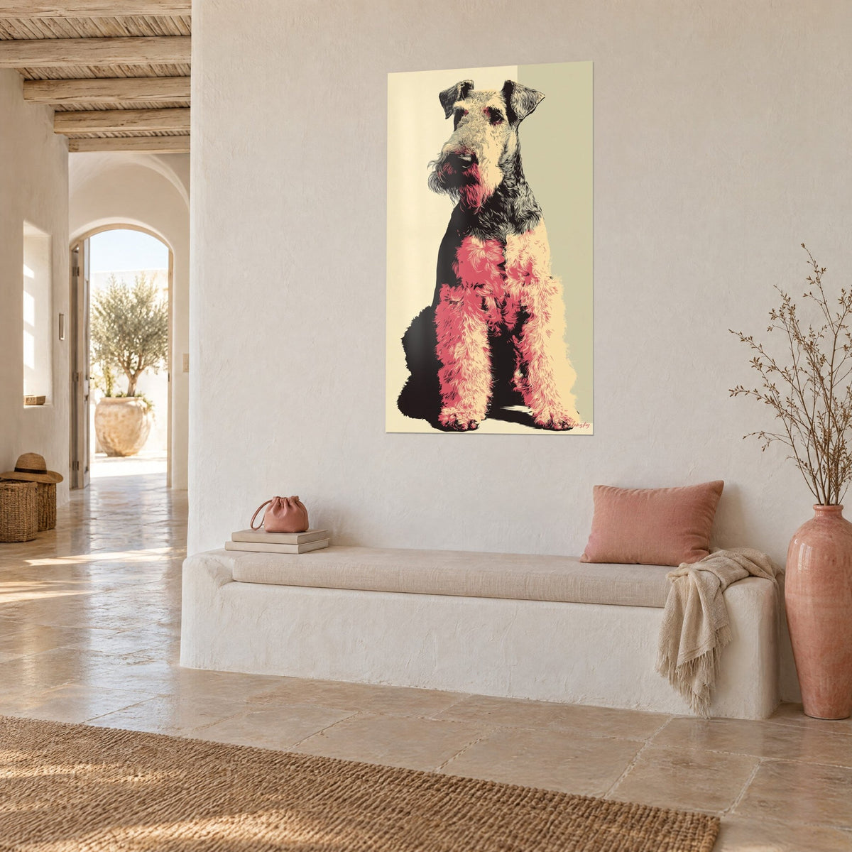 Cuadro retrato de un perro barbudo en serigrafía rosa y negra sobre fondo crema y salvia, banco blanco, casa mediterránea