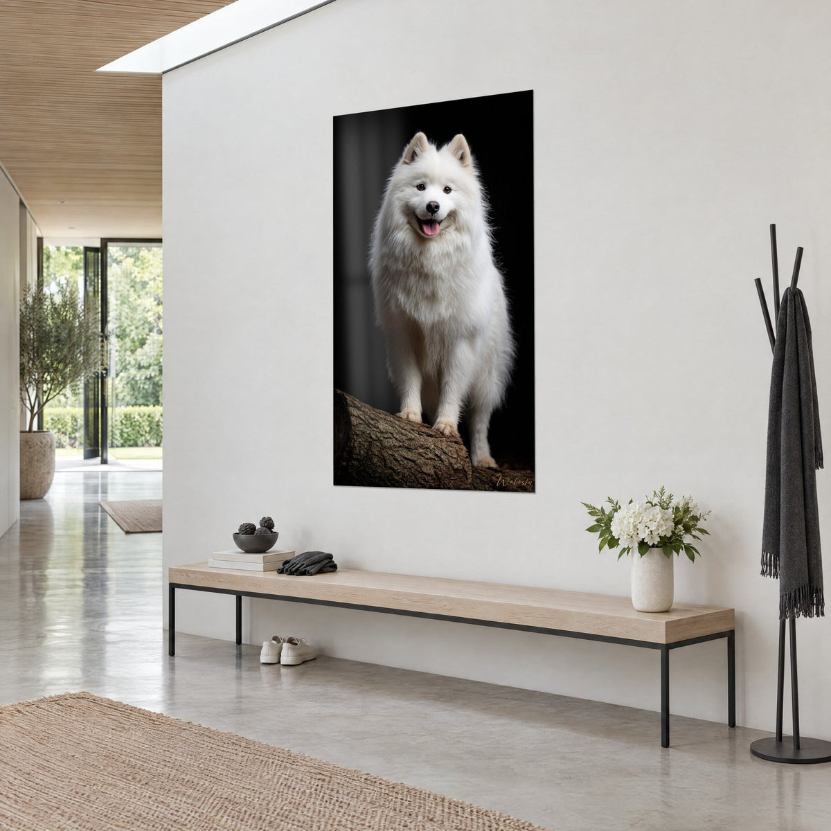 Quadro di un cane bianco soffice con lingua rosa e occhi marrone scuro su sfondo nero, appeso vicino a una panca in legno chiaro e un appendiabiti