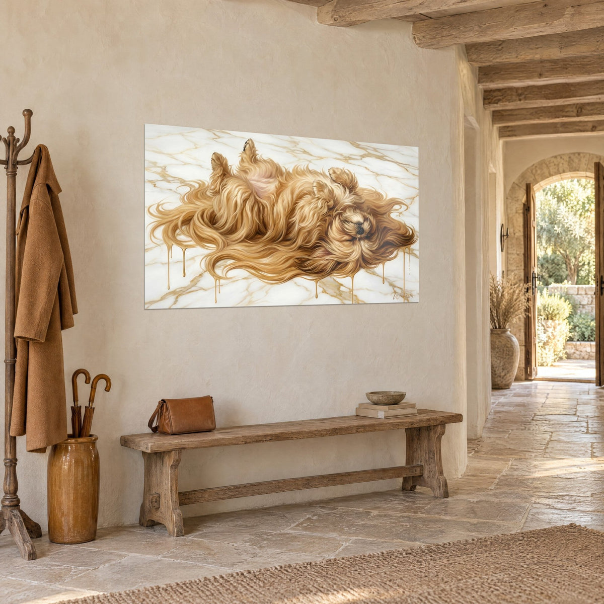 Tableau Lhassa Apso couché sur le dos, crinière miel et crème fondant en gouttes d'or sur marbre blanc, couloir en pierre