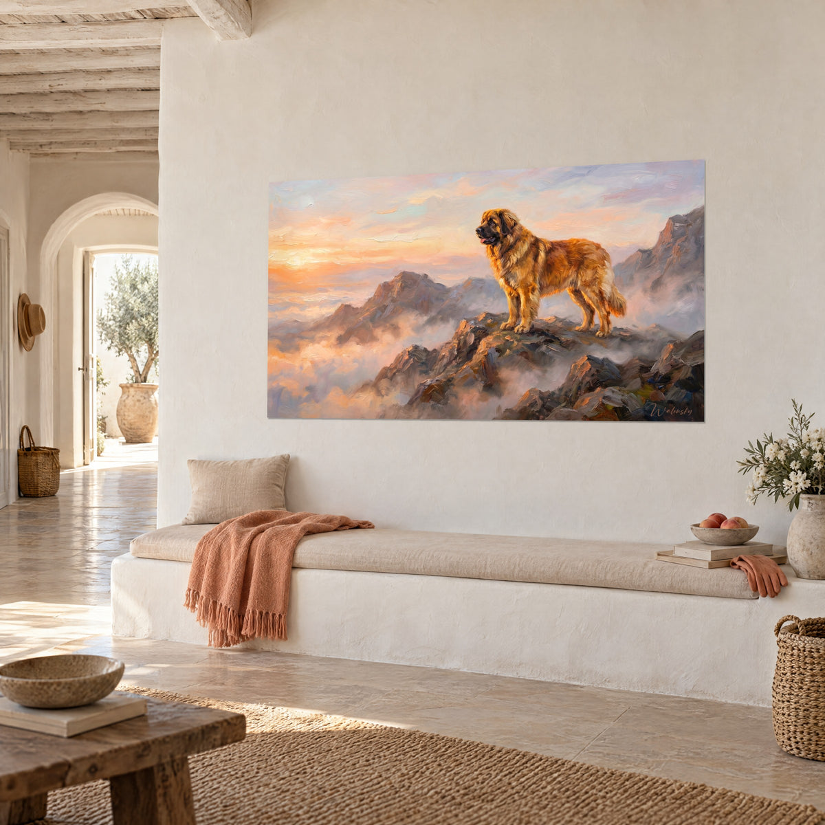 Quadro grande cane da montagna rossiccio che domina un mare di nuvole, pietre brune e cielo dorato, vista di tre quarti su una parete bianca
