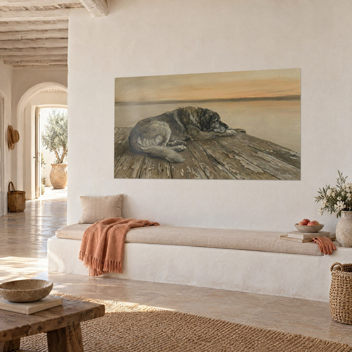Schilderij slapende mastiff, snuit rustend op de grijze, afbladderende planken, abrikooskleurige horizon, aan een witte muur van een mediterraan huis