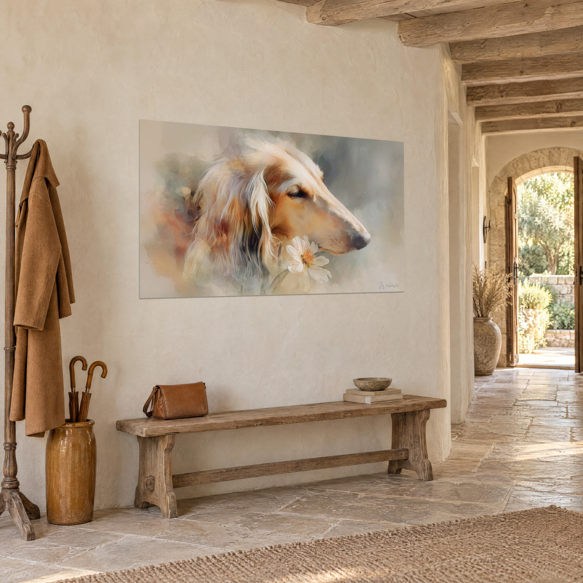 Schilderij hond met lange, fijne snuit in profiel, beige en blauwgrijze aquarel, opgehangen naast een stenen boog in een hal