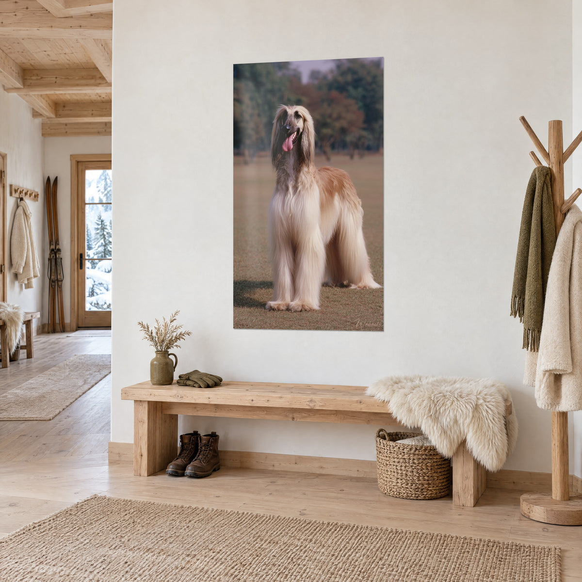 Quadro cane a pelo lungo beige e rossiccio, orecchie marroni frangiate, muso nero, ingresso in legno chiaro di una baita